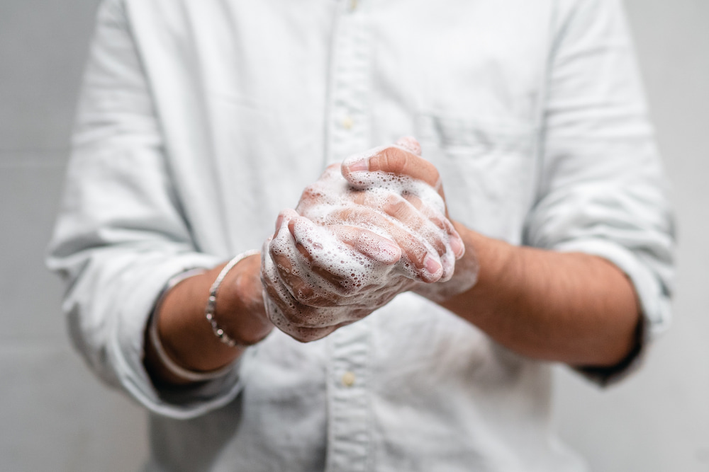 用洗髮精洗手就可以判斷洗髮精是否容易被沖洗乾淨